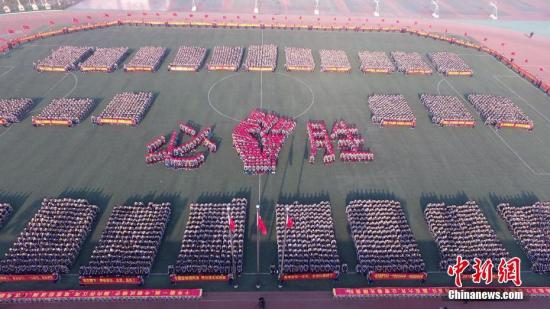 資料圖：2月27日，河北衡水二中舉行了“燃青春，磨利劍，戰(zhàn)百天，奪桂冠”高考百日誓師大會。衡水二中 供圖