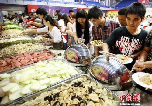 資料圖：多位市民正在排隊選擇麻辣燙菜品。<a target='_blank' href='http://www.chinanews.com/'>中新社</a>發 李一芳 攝