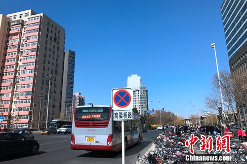 北京西直門大街附近的公交車站。<a target='_blank' href='http://www.chinanews.com/' >中新網(wǎng)</a> 種卿 攝