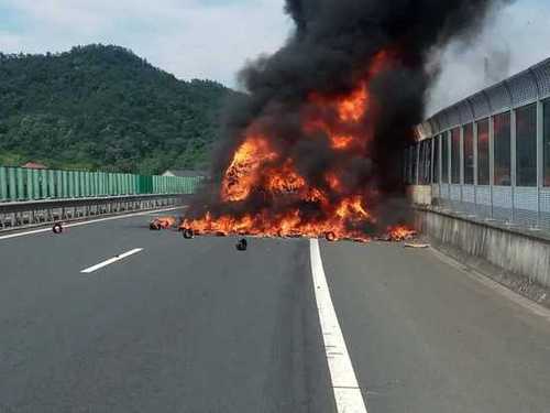 高速一貨車被燒光 發現車里載著200個滅火器