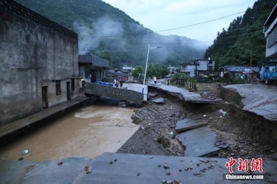 6月23日以來，特大暴雨造成江西省修水縣全縣36個鄉(xiāng)鎮(zhèn)受災，多個鄉(xiāng)鎮(zhèn)山洪爆發(fā)、山體塌方。黃一魏 攝