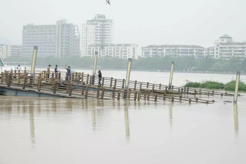 錢塘江流域暴發建國后第二大洪水 百年古橋被沖毀