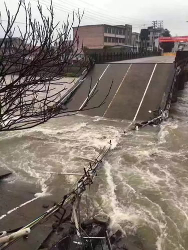 錢塘江流域暴發建國后第二大洪水 百年古橋被沖毀