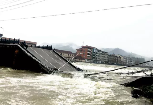 錢塘江流域暴發建國后第二大洪水 百年古橋被沖毀