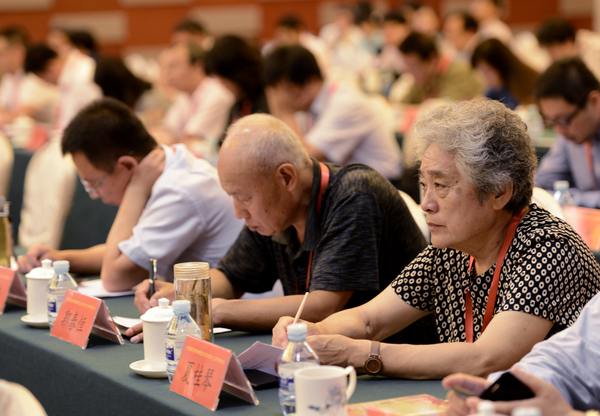 中國(guó)國(guó)民黨革命委員會(huì)北京市第十三次代表大會(huì)閉幕會(huì)上，黨員認(rèn)真聽(tīng)會(huì)。26