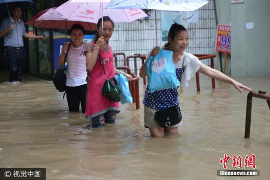 圖為南京市雨花臺(tái)區(qū)，市民在水中艱難出行。圖片來源：視覺中國