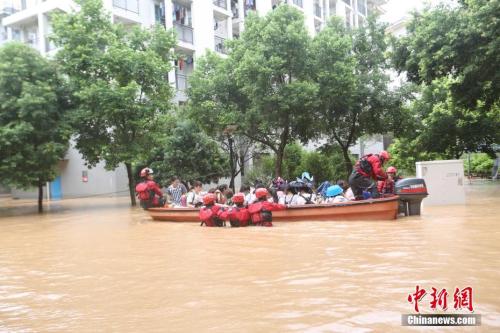 7月3日，廣西桂林市旅游學(xué)院宿舍樓發(fā)生內(nèi)澇，學(xué)校近5000名學(xué)生因聚集在宿舍復(fù)習(xí)被困。<a target='_blank' href='http://www.chinanews.com/'>中新社</a>記者 王洋洋 攝 