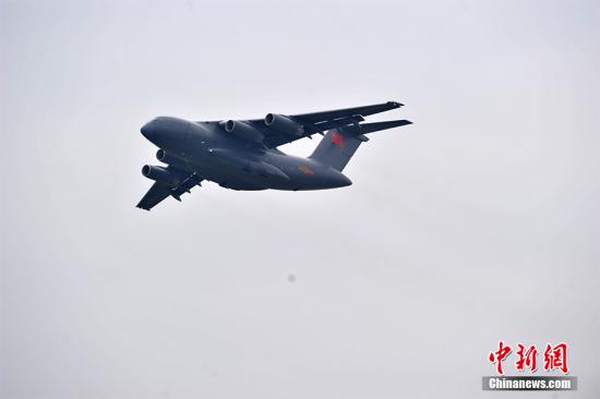 “胖妞”運-20震撼騰空。 <a target='_blank' href='http://www.chinanews.com/' >中新網</a>記者 金碩 攝