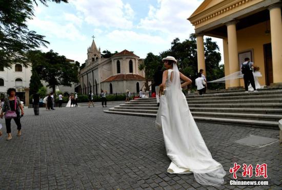 美麗的鼓浪嶼吸引了許多情侶前來拍攝婚紗照，也將鼓浪嶼變成愛的小島。 張斌 攝