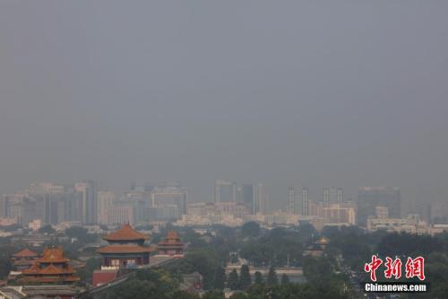 7月13日，高溫、高濕度空氣籠罩下的北京城區(qū)依舊處在高溫黃色預(yù)警中，當(dāng)日預(yù)報(bào)最高氣溫為36℃。 <a target='_blank' href='http://www.chinanews.com/'>中新社</a>記者 楊可佳 攝