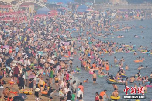 2017年7月12日，青島市第一海水浴場日迎數(shù)萬游客前來避暑納涼。<a target='_blank' href='http://www.chinanews.com/'>中新社</a>發(fā) 王海濱 攝 圖片來源：CNSPHOTO