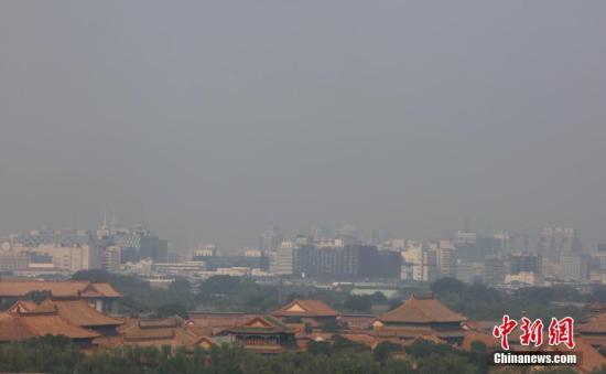 7月13日，高溫、高濕度空氣籠罩下的北京城區依舊處在高溫黃色預警中，當日預報最高氣溫為36℃。 <a target='_blank' href='http://www.chinanews.com/'>中新社</a>記者 楊可佳 攝