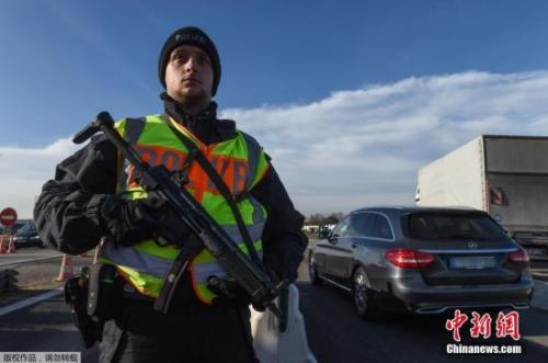 德國警察在德法邊境檢查過往車輛，搜查柏林圣誕市場卡車恐襲疑犯。