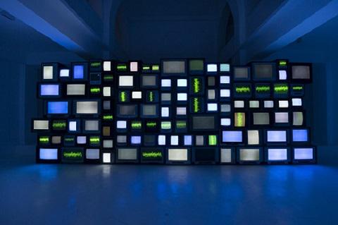 蘇珊·席勒，《Channels》， 2013，有聲視頻裝置，尺寸可變。圖片由Oh Dancy拍攝。? Susan Hiller；圖片由里森畫廊提供