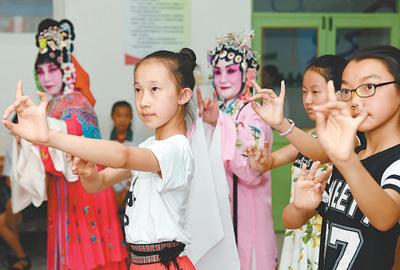 河北滄州市東光縣文化館組織京劇票友輔導(dǎo)東光縣實(shí)驗(yàn)小學(xué)的學(xué)生學(xué)習(xí)“荀派”京劇。傅新春攝(新華社發(fā))