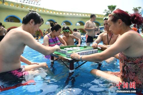 資料圖：2017年8月2日，重慶洋人街一水上樂園舉行夏季消暑活動，其中水中玩麻將吸引不少游客參與。陳超 攝