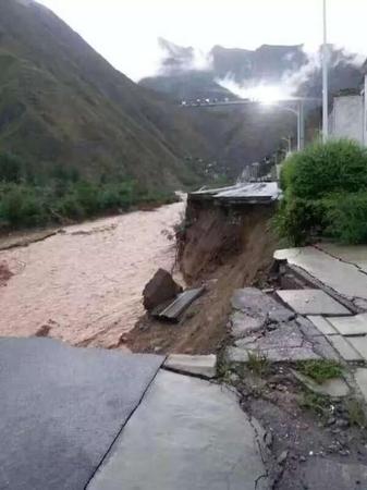 甘肅隴南強降雨引發暴洪泥石流已致8死1失聯