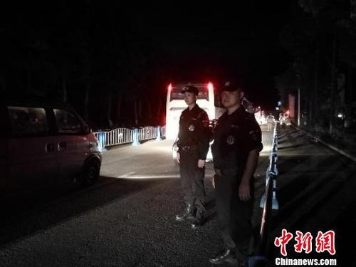 民警在重要路段和道路交匯點疏導交通。　曹宇星 攝