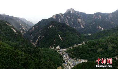 8月10日，空中俯瞰震后的山體，四川九寨溝“8.8”地震震源中心附近山體“千瘡百孔”，受損情況嚴重。<a target='_blank' href='http://www.chinanews.com/'>中新社</a>記者 劉忠俊 攝