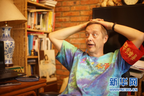 8月23日，62歲的美國(guó)大爺高天瑞(Terry crossman)的北京胡同的家中接受新華網(wǎng)專(zhuān)訪。近日，因?yàn)樵谝欢巍拔鞒谴髬尅钡男麄饕曨l中出鏡，老高成為了新晉網(wǎng)紅。視頻中，老高通過(guò)一系列什剎海治安志愿活動(dòng)獲得了“西城大媽”的“紅袖章”而被網(wǎng)友戲稱(chēng)為“西城‘洋’大媽”。新華網(wǎng)發(fā) 王鐘毅攝