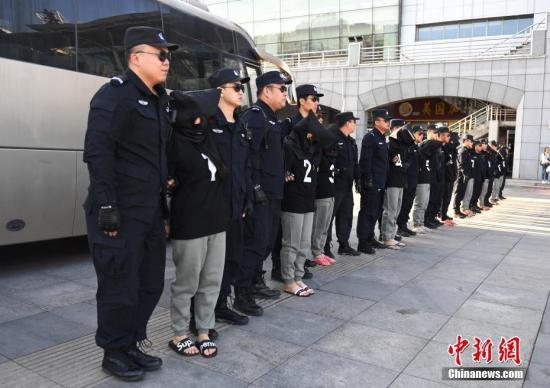 8月29日，在長春火車站，10名電信詐騙犯罪嫌疑人被長春警方從緬甸經(jīng)云南押解回國。據(jù)悉，這十名犯罪嫌疑人自2013年1月開始作案235起，跨24個(gè)省、自治區(qū)、直轄市，涉案金額360萬元人民幣。 中新社記者 張瑤 攝