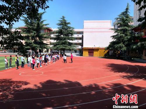 圖為西安市未央區大明宮小學學生上體育課。　梅鐿瀧 攝