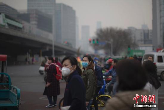 資料圖：北京市民在霧霾中出行。<a target='_blank' href='http://www.chinanews.com/'>中新社</a>記者 劉關(guān)關(guān) 攝