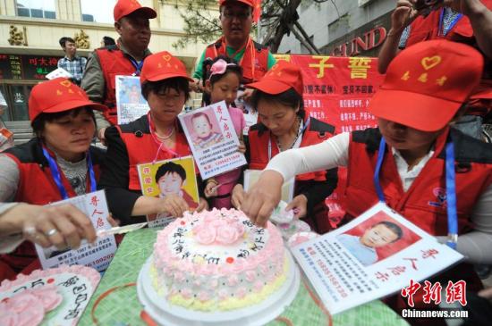 資料圖：山西愛心尋子團的志愿者與尋子家長走上街頭，宣傳打拐防拐知識。<a target='_blank' href='http://www.chinanews.com/'>中新社</a>發 韋亮 攝