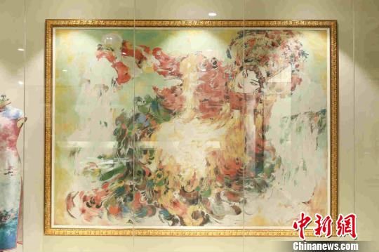 展品——大型仿油畫彩色織錦《金貴妃》。　張昀蔚 攝