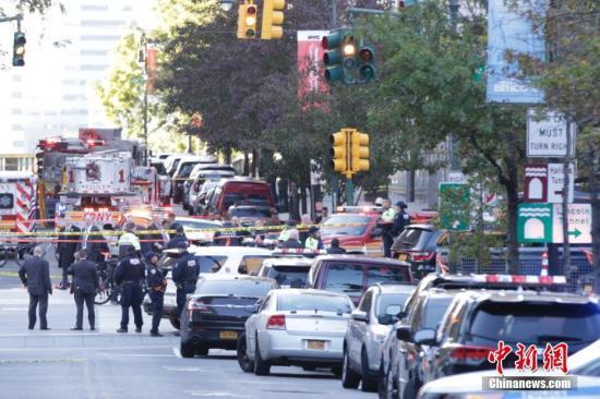 大量警力聚集在紐約曼哈頓西側快速路卡車撞人恐怖襲擊現場。 中新社記者 廖攀 攝