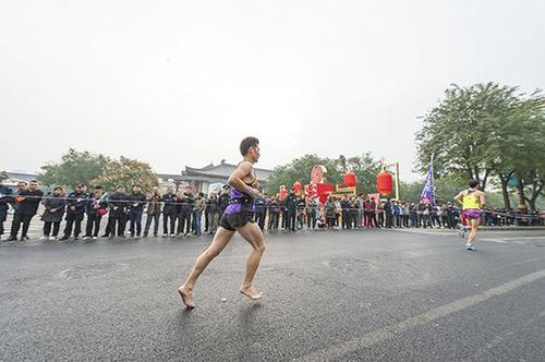 還有這種操作！非洲兄弟穿涼鞋參加嵩山馬拉松奪冠