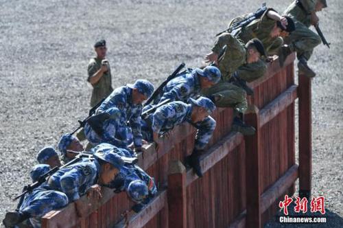 資料圖為中俄雙方海軍陸戰(zhàn)隊員翻越圍墻障礙。<a target='_blank' href='http://www.chinanews.com/'>中新社</a>記者 任東 攝