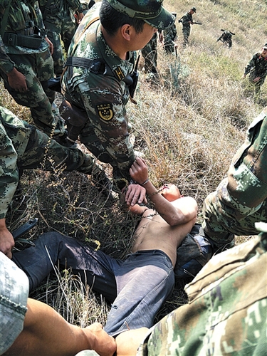 今年5月10日上午9時10分，越獄8天后的張林蒼在昆明市嵩明縣小藥靈山被抓。圖/警方供圖