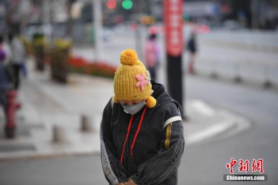 12月16日，寒風中的市民。 <a target='_blank' href='http://www.chinanews.com/'>中新社</a>記者 劉冉陽 攝