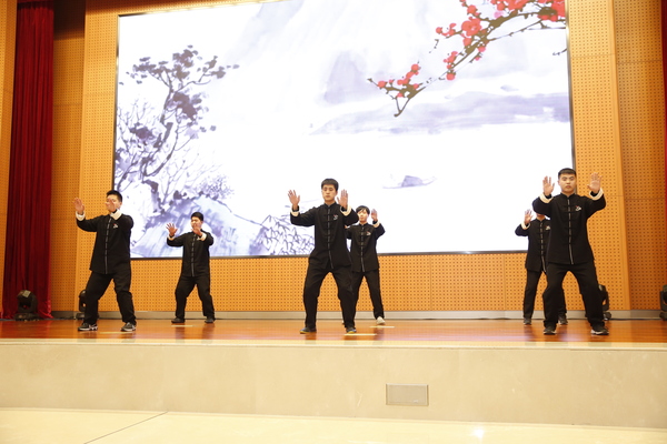 陳家溝陳飛鴻太極拳館北京分館館長陳飛鴻所帶領的教練團隊給大家表演正宗陳家溝陳氏太極拳傳統套路及器械