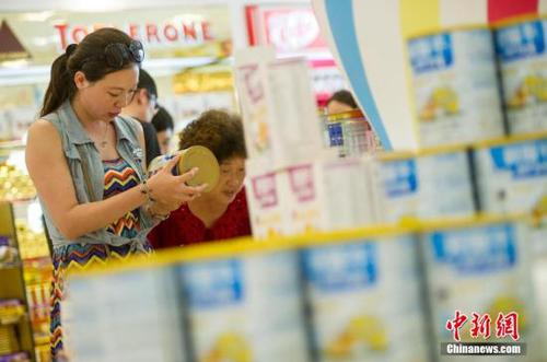 3月20日，海南實施新調整后的離島免稅政策，品種從原來的21類增至38類。本次調整，新增奶粉、咖啡、保健食品、家用空氣凈化器、家用醫療器械等17種消費品，并對10種類別的免稅品單次購買數量放寬限制。許多出島旅客到免稅店選購進口奶粉。記者在目前全球最大的單體免稅店三亞海棠灣免稅購物中心看到，該店銷售三種品牌進口奶粉，雀巢超級能恩、愛薇牛、多培。據該購物中心工作人員介紹，政策調整首日，許多旅客咨詢進口奶粉情況，購買人數也較多，消費理性，無哄現象。圖為游客在海南三亞海棠灣免稅購物中心選購免稅奶粉。<a target='_blank' href='http://www.chinanews.com/'>中新社</a>發 駱云飛 攝