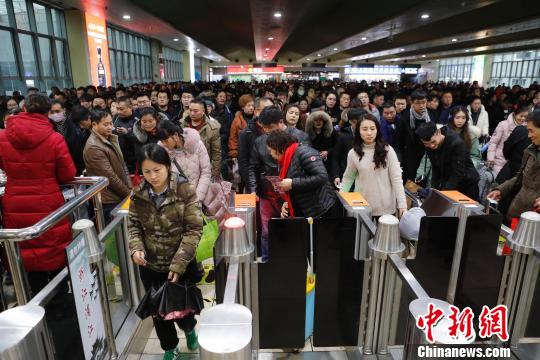 旅客在鐵路上海站檢票上車前往自己的目的地。　殷立勤 攝