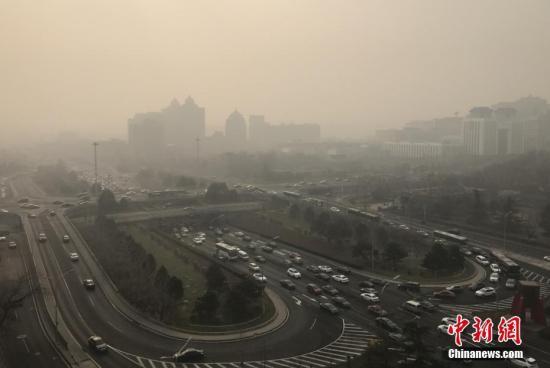 資料圖：霧霾中的北京建國門橋地區。中新社記者 李慧思 攝