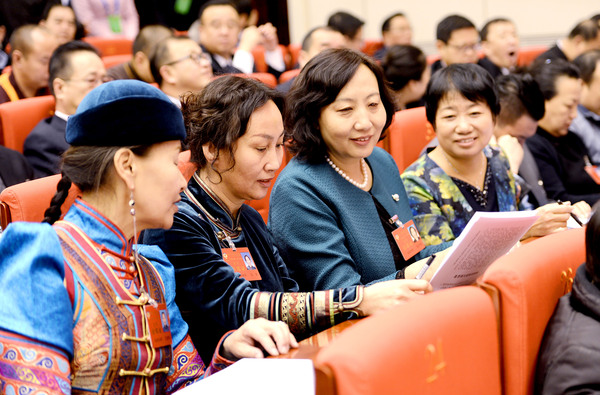 3.會前的短暫時間，女委員們在一起就報告內(nèi)容交流jpg