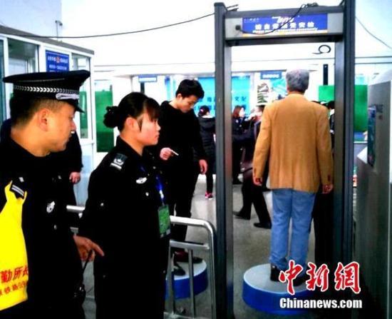 資料圖：太原火車南站派出所民警強化旅客乘車秩序維護。張毅 攝