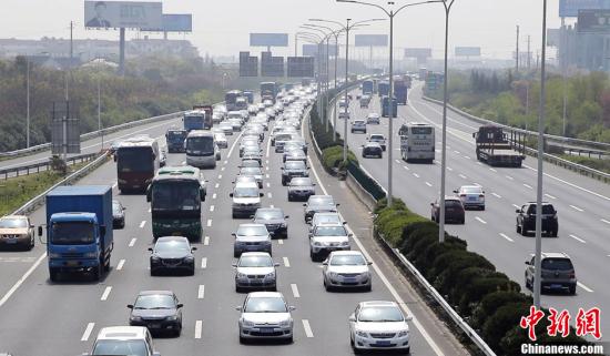 資料圖：高速免費放行時的車流。<a target='_blank' href='http://www.chinanews.com/'>中新社</a>發 宦瑋 攝