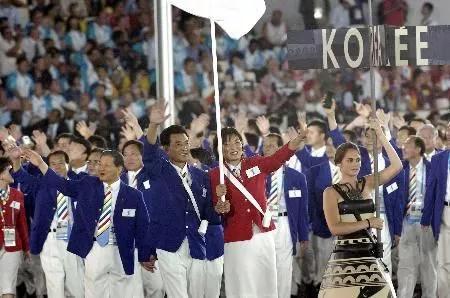 ▲資料圖片：2004年雅典奧運開幕入場式上，韓國朝鮮攜手第84個入場。