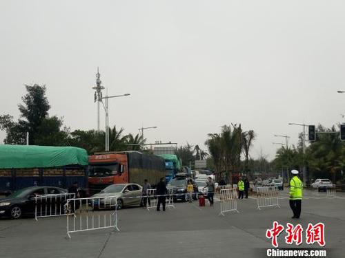 2月21日，海口新海港附近，仍有大批車輛滯留，等待過海。　尹海明 攝