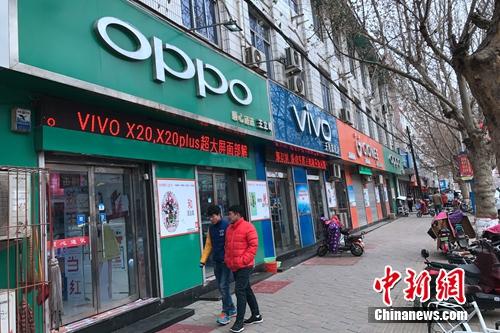 縣城手機專賣店，OPPO和vivo居多。<a target='_blank' href='http://www.chinanews.com/' >中新網</a> 吳濤 攝