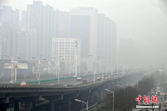 資料圖：河北石家莊遭遇嚴(yán)重霧霾天氣。<a target='_blank' href='http://www.chinanews.com/'>中新社</a>記者 翟羽佳 攝