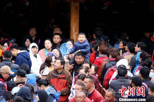 前來觀雪、賞花、爭睹山岳經典峰林仙境的游客人山人海 王中舉 攝