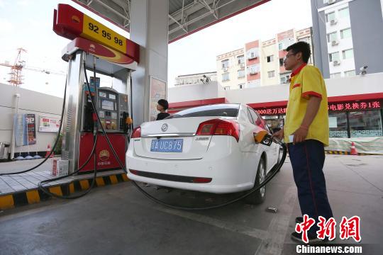 資料圖：山西太原，加油站工作人員正在給車輛加油?！堅?攝