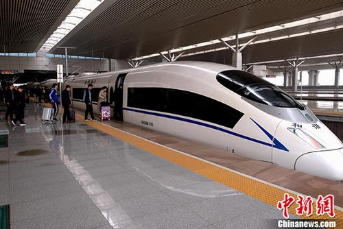 資料圖：旅客準(zhǔn)備乘坐高鐵出行。 <a target='_blank' href='http://www.chinanews.com/'>中新社</a>記者 王中舉 攝