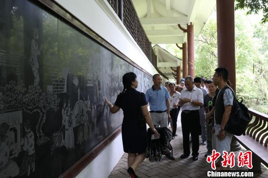 6月17日，海峽兩岸媒體采訪團在客家藝術長廊尋訪客家飲食、服飾、節慶習俗等文化。　江江 攝