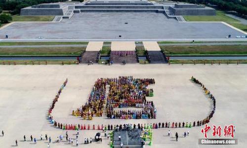 資料圖：西安大明宮內1400名演員拼成一幅巨大的“唐”字。中新社記者 張遠 攝